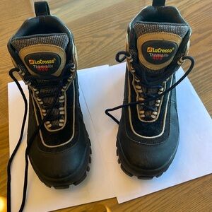 Ladies insulated hiking shoes size 7.  Dark blue. Very good condition